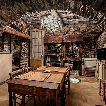 דירה The Historic Oil Mill- Romantic Retreat